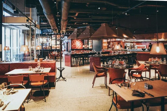 Gut besuchtes modernes Restaurant mit offener Küche
